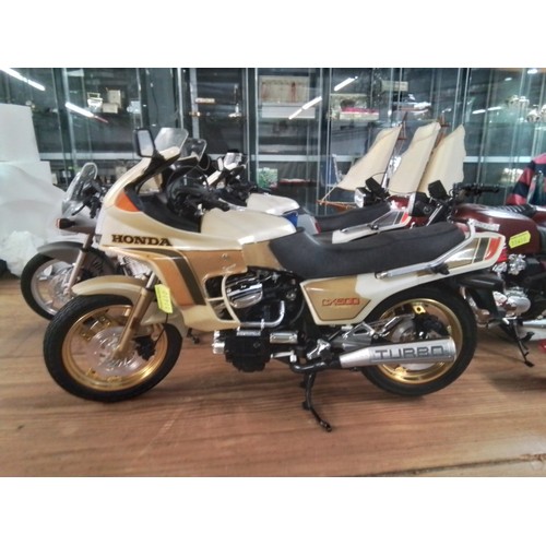 574 - Large collection of large model motorcycles inc Honda, yamaha, education etc.. AF