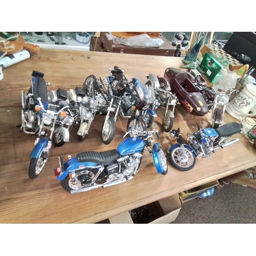 575 - Large collection of plastic model motorcycles inc Harley Davidson, Honda + bag of loose parts etc.