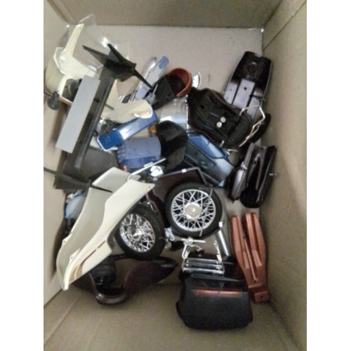 575 - Large collection of plastic model motorcycles inc Harley Davidson, Honda + bag of loose parts etc.