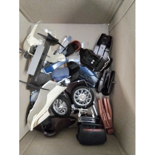 575 - Large collection of plastic model motorcycles inc Harley Davidson, Honda + bag of loose parts etc.