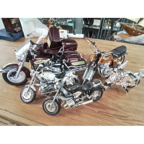 575 - Large collection of plastic model motorcycles inc Harley Davidson, Honda + bag of loose parts etc.