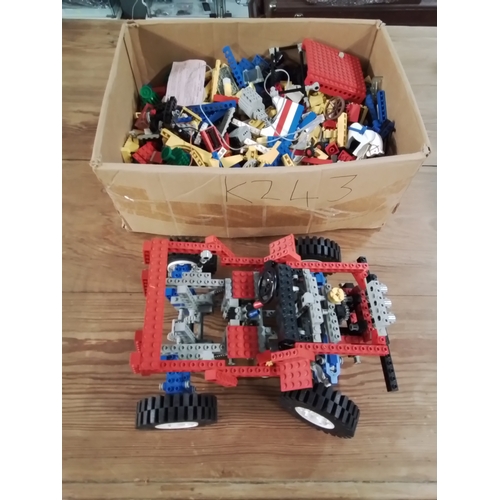 578 - Box of lego inc Technic & some manuals, weight 3.6kg inc cardboard box