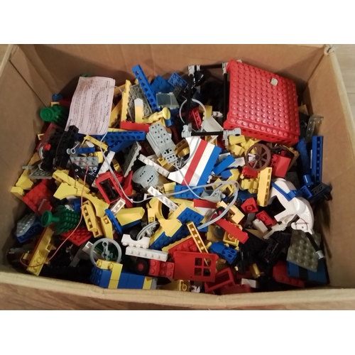 578 - Box of lego inc Technic & some manuals, weight 3.6kg inc cardboard box