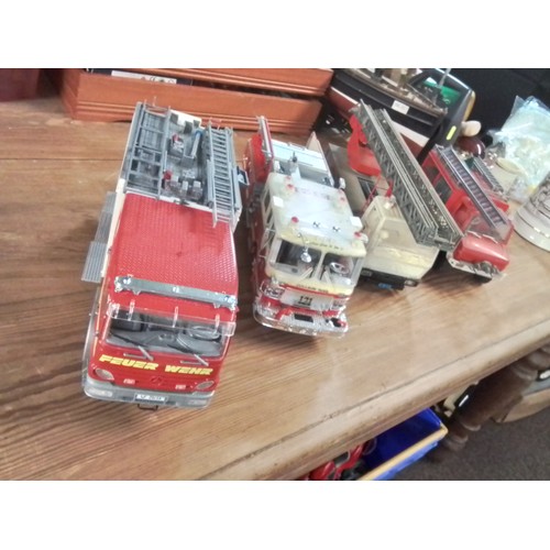 582 - Collection of plastic models inc American trucks, helicopters, space station + bag of loose parts