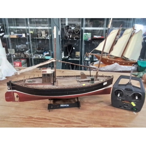 586 - Remote controlled Amaranth BK81 Model Fife fishing boat 23cm x 17cm x H40cm comes with acoms control... 