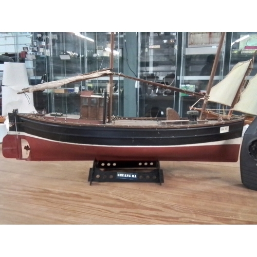 586 - Remote controlled Amaranth BK81 Model Fife fishing boat 23cm x 17cm x H40cm comes with acoms control... 