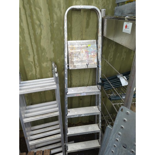 31 - Four step stepladder