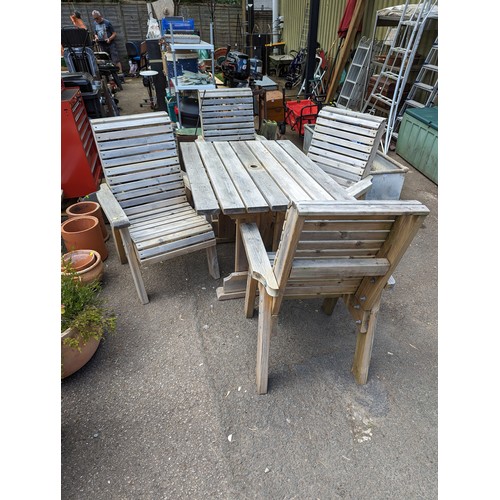 141 - Chunky garden table and four matching chairs 120 x 89 x H79cm 