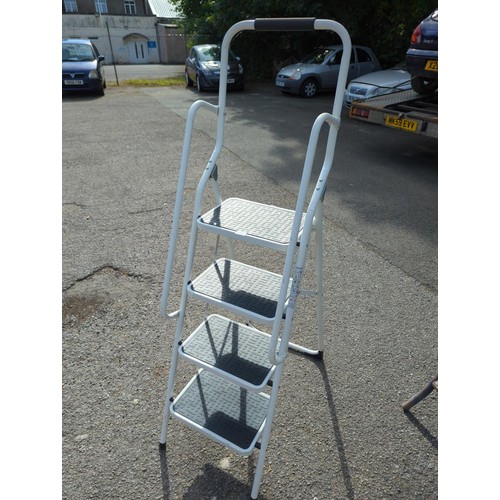 107B - 4 step stepladder with safety rail