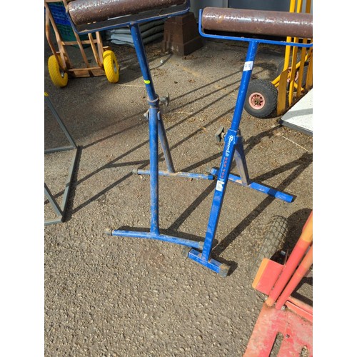 107F - 2x Record adjustable height metal rolling trestles