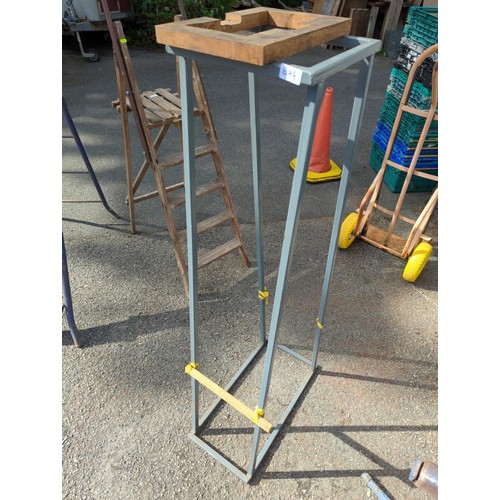 107G - Metal stand H148cm