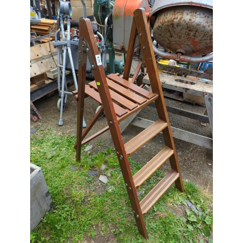 118 - 3 step wooden step ladder