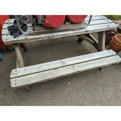 184 - Children's garden picnic bench. L118cm, seat height 28cm