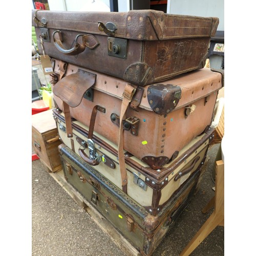 202 - 4 vintage travel cases