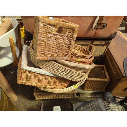 214 - Collection of assorted wicker baskets