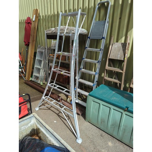 25A - Hasegawa tripod stepladder, height 191cms, bottom width foot to foot 125cms