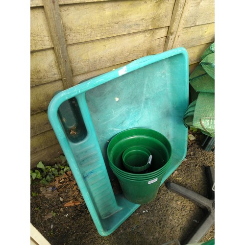 55 - Eight green plastic plant pots together with a plastic potting tray