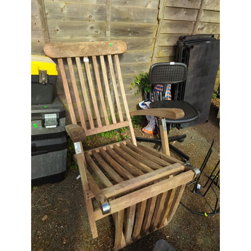 61 - Teak steamer chair