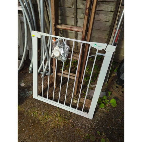 64 - Vounot baby gate with fixings