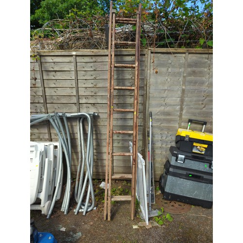 65 - Wooden extending ladder, decorative use only