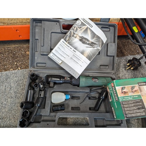 281 - 2 site lights, a Skillsaw, socket set, drill, jigsaw, air drill & engraving tool. Please note, a... 