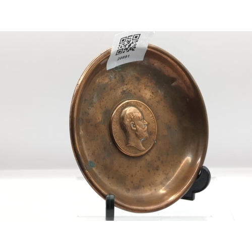 715 - Copper dish inset with Edward VII medallion, dia. 13cm