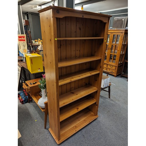 824 - Bookcase with 5 shelves 92cm by 32cm by 181cm. 