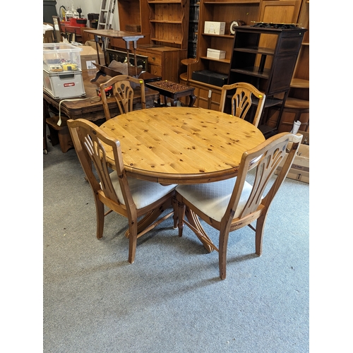 837 - Round ducal table with 4 chairs unextended 113cm by 75cm