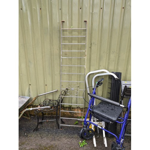 44 - Section of galvanised garden railing L177 x W38cm