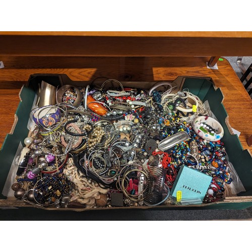 810 - Large tray of assorted costume jewellery