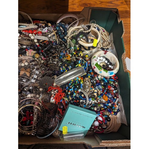 810 - Large tray of assorted costume jewellery