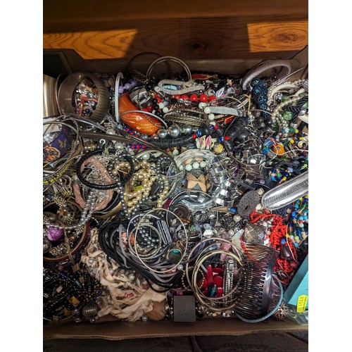 810 - Large tray of assorted costume jewellery