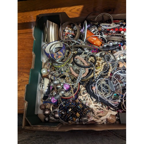 810 - Large tray of assorted costume jewellery