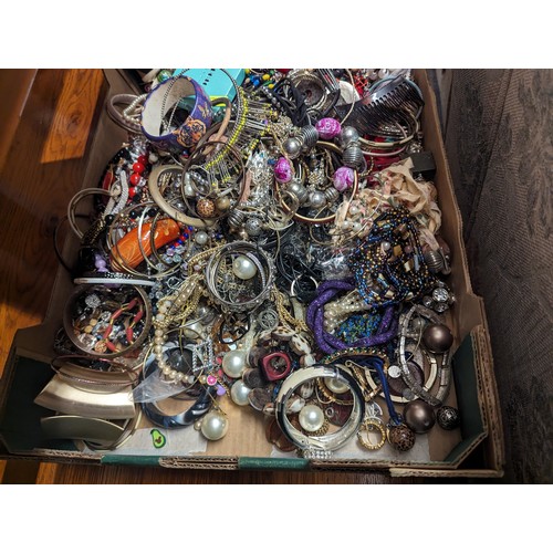 810 - Large tray of assorted costume jewellery