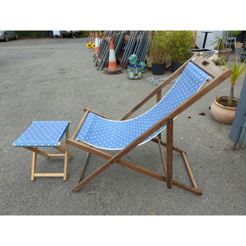 274A - Vintage deckchair & folding foot rest with polka dot material. 