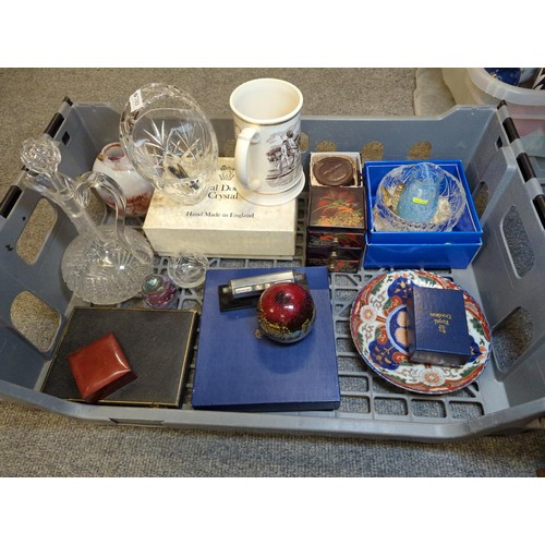 710 - Assorted collectables inc. cased knives, Aynsley plate, studio glass, crystal, ceramics etc.