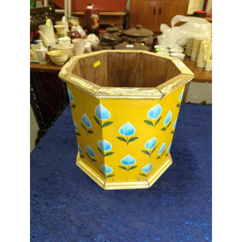 786 - Octagonal painted wooden planter, 32 x 32 x ht 31cms