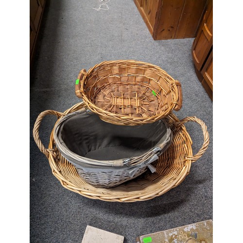 886 - Wicker baskets etc.