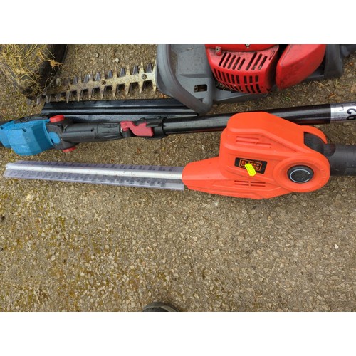 246 - Black & Decker PH5551 pole hedge trimmer. Extends to approx 3.8m