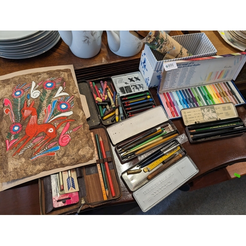 889 - Quantity of artists materials: Derwent colour blocks, pencils, parker pens etc.