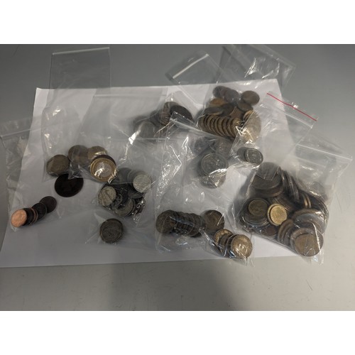 144 - Tray of mixed British & world coins, including some banknotes, gross weight including tub 1.22kg
