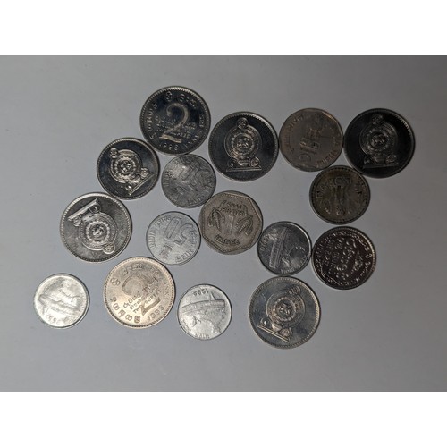 144 - Tray of mixed British & world coins, including some banknotes, gross weight including tub 1.22kg