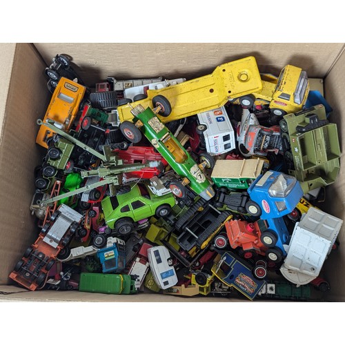 646 - Box of mixed diecast vehicles in played with condition Inc Dinky, Tonka, Triang Matchbox, Lesney etc... 