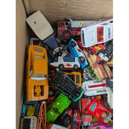 646 - Box of mixed diecast vehicles in played with condition Inc Dinky, Tonka, Triang Matchbox, Lesney etc... 