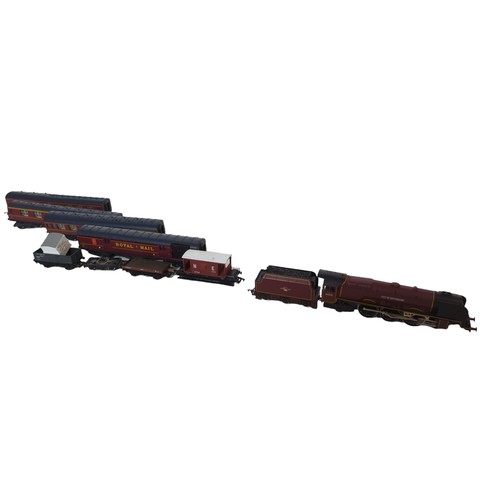 679 - Hornby City of Nottingham + 3 x passenger carriages, 1 x royal mail + 5 x freight carriages