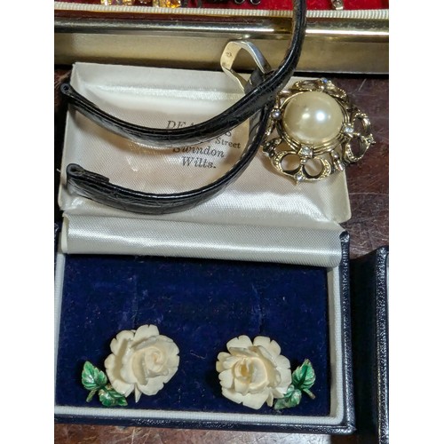 176 - Small quantity of costume jewellery in cream box and various watches including some boxed