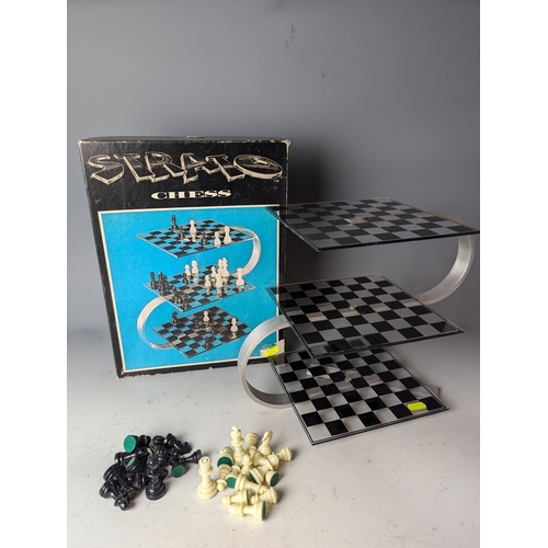 18 - 3D Strato chess set. Complete and boxed with instructions.