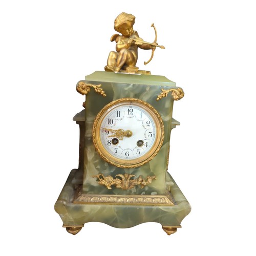 3 - Hard stone mantle clock with cherub decoration. With key. Pendulum appears missing. W20cm, D12cm, H3... 