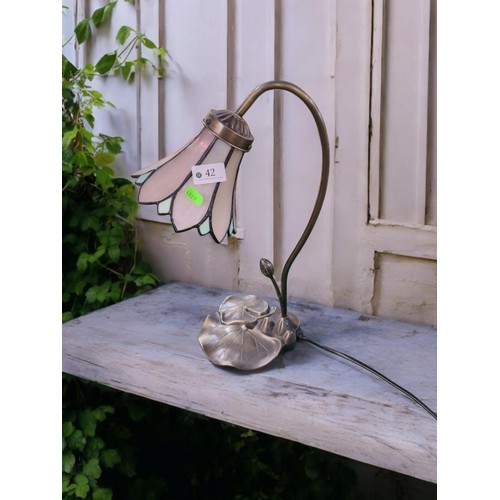 42 - Brass effect lamp with Tiffany-style shade. H40cm. 