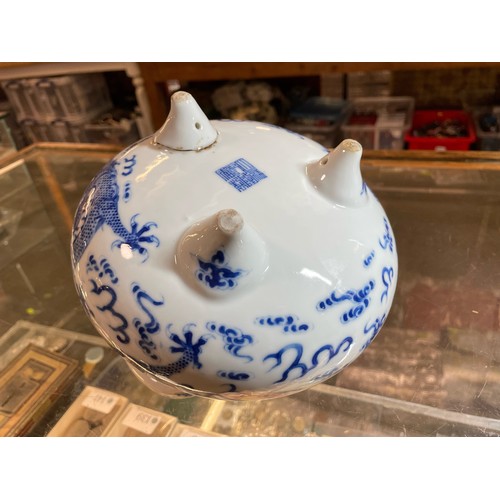 206 - Three pieces of Chinese blue and white ceramics, including prunus blossom ginger jar with cover and ... 